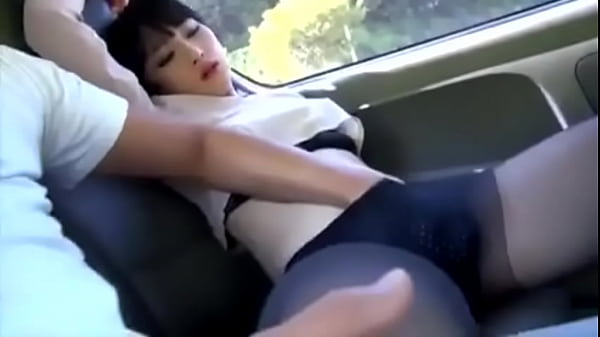 Sờ bướm em teen trên taxi