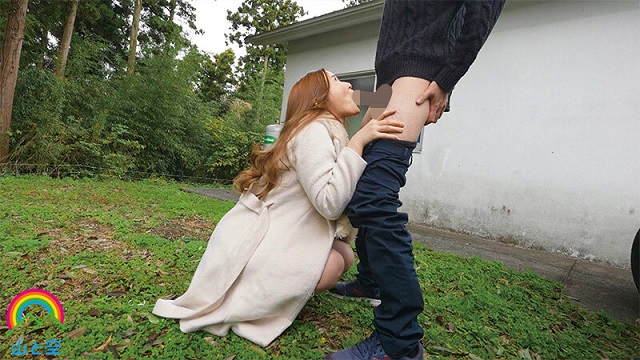 Ra sau nhà chơi chị gái
