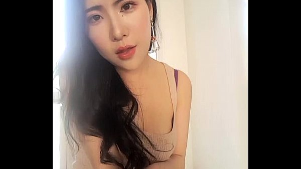 Khoe vú qua cam